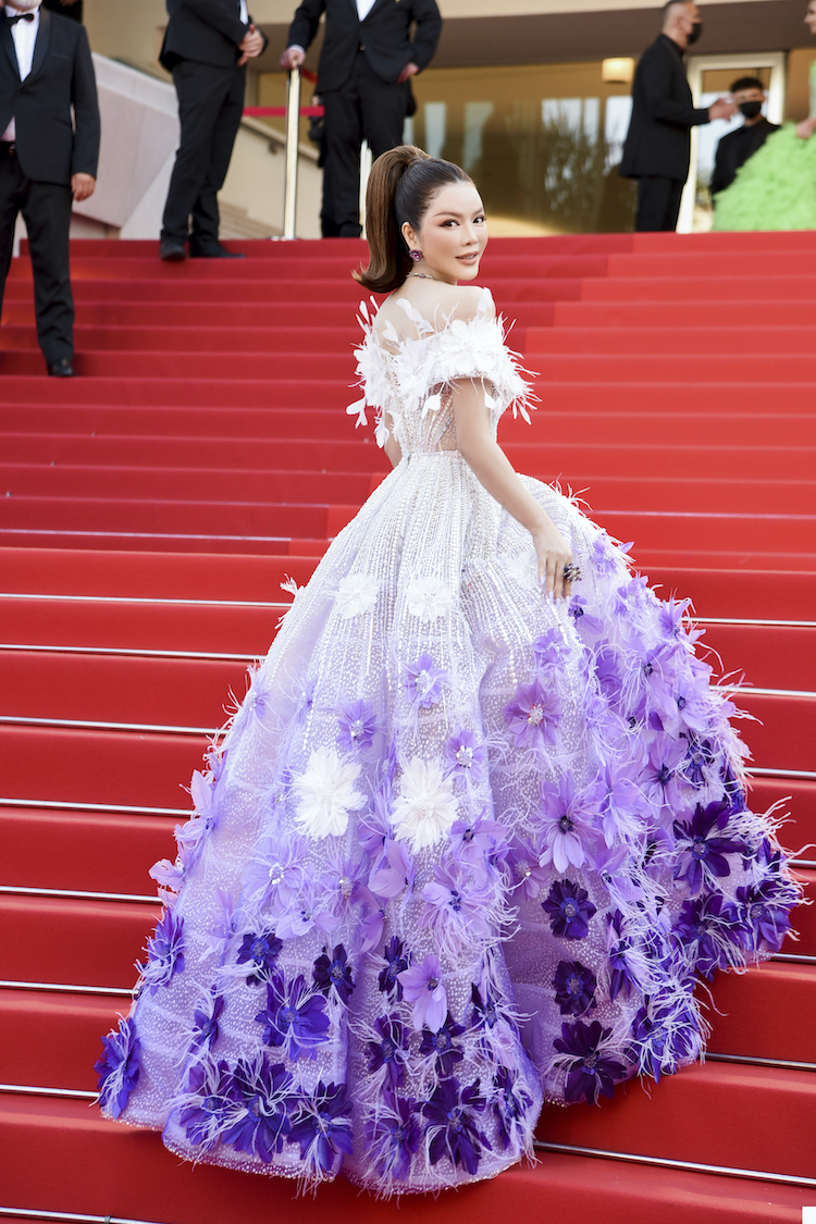 Lý Nhã Kỳ mang hoa oải hương lên thảm đỏ Cannes 2022 Cannes-2022-05