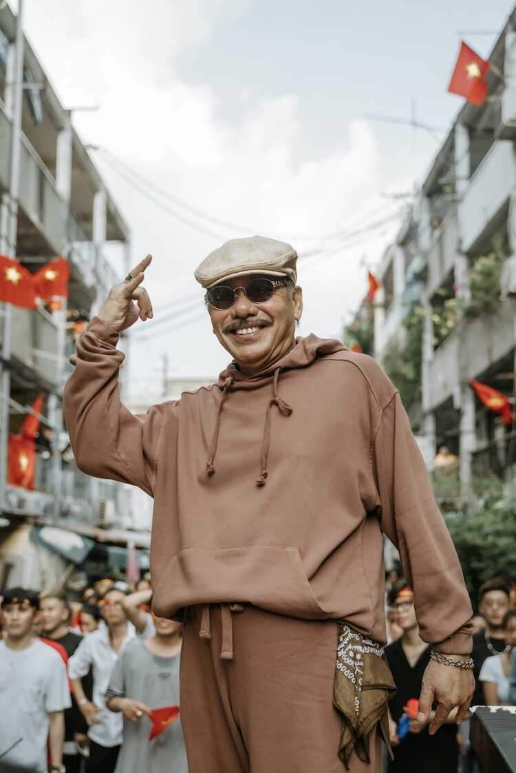 Đen tung MV Đi Trong Mùa Hè quy tụ hơn 1000 diễn viên MV Đi Trong Mùa Hè
