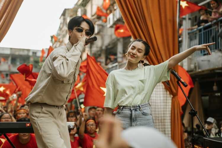 Đen tung MV Đi Trong Mùa Hè quy tụ hơn 1000 diễn viên Đi Trong Mùa Hè