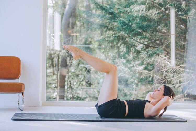 5 bài tập Pilates cơ bản giúp vòng bụng săn chắc đón hè bai-tap-Pilates-02