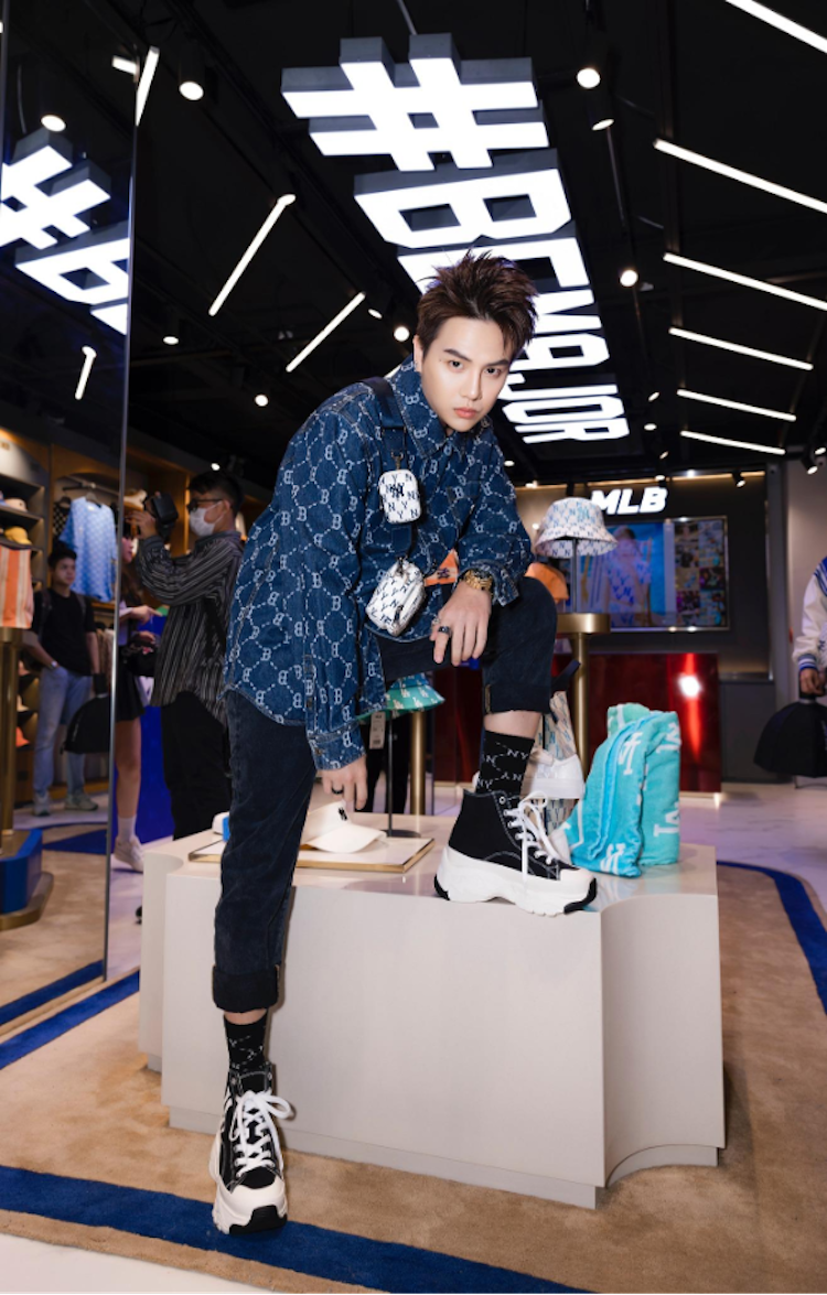 Chất ngất với visual siêu đỉnh của dàn sao Việt tại street shop MLB Nguyễn street shop MLB nguyen trai 05