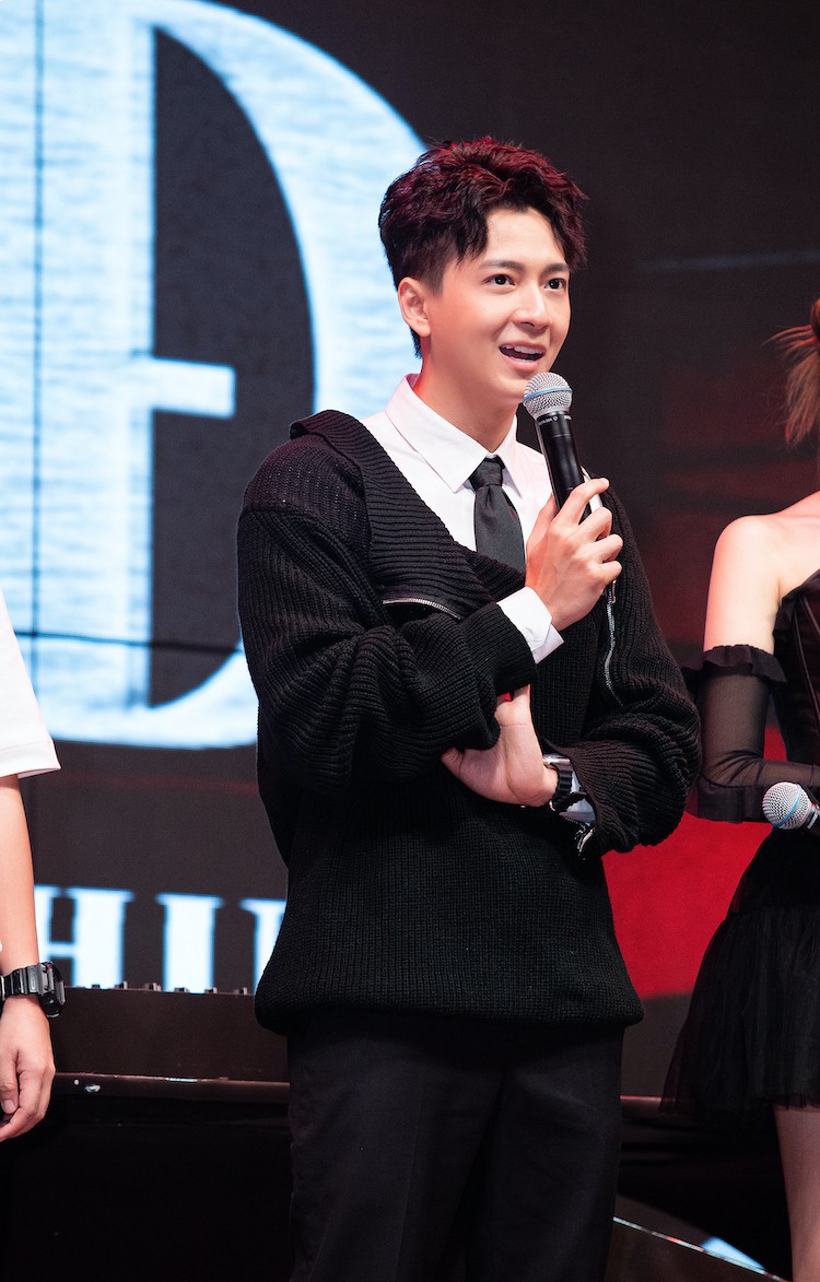 Tất Cả Đứng Im