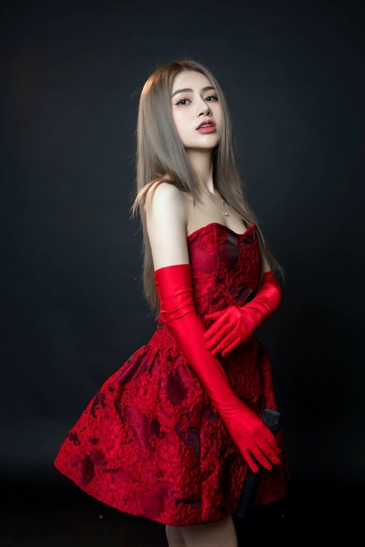 Oanh Tạ – nữ YouTuber khiến người xem mê mẩn với ngoại hình xinh đẹp và giọng hát cực ngọt oanh-ta-02