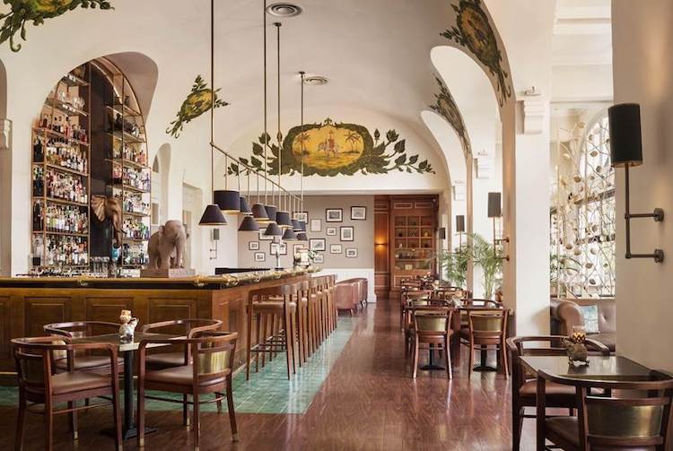 The Elephant Bar tại Raffles Hotel Le Royal