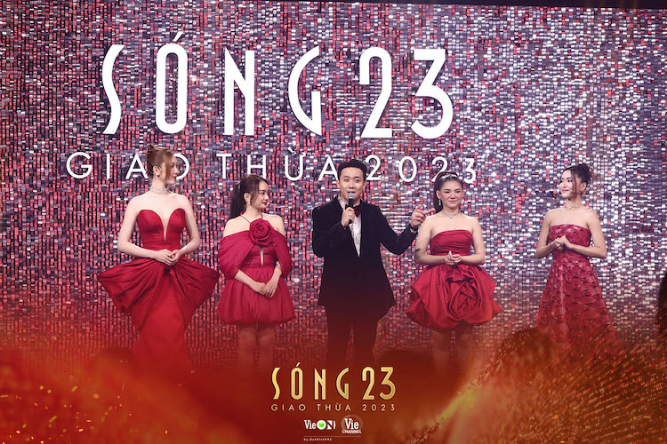 Bích Phương thử sức làm MC trong Sóng 23 phát sóng đêm Giao Thừa Song-23-03