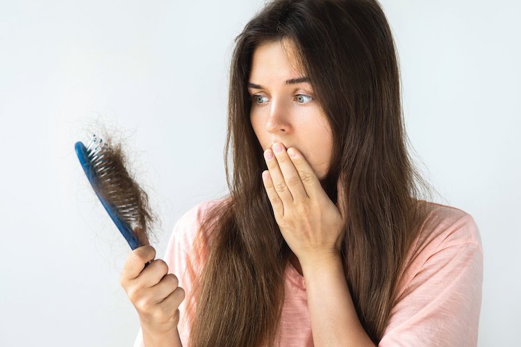 Rụng tóc và cách khắc phục bằng những thói quen đơn giản rung-toc-01
