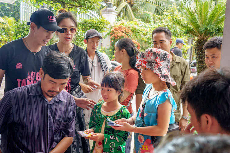 Hai con gái Lý Hải trổ tài diễn xuất trong phim của bố con gái Lý Hải
