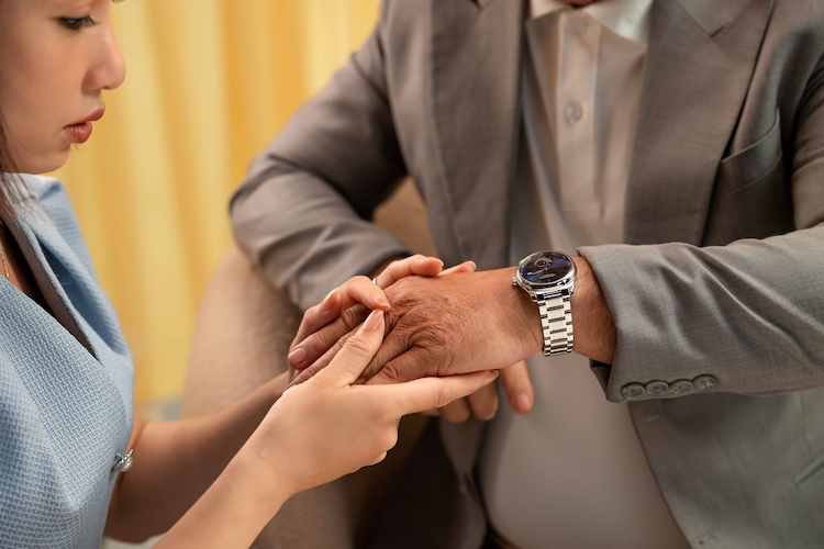 Trúc Nhân ra mắt MV nói về gia đình – Chạm Gần Thêm Thương Chạm Gần Thêm Thương