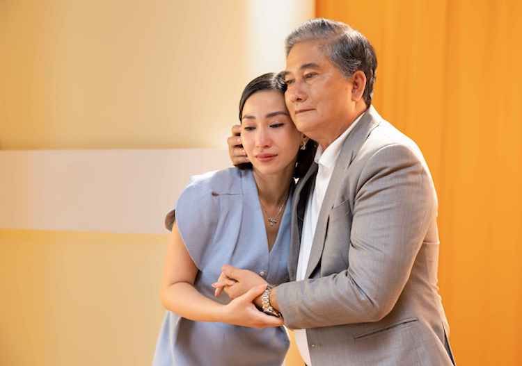 Trúc Nhân ra mắt MV nói về gia đình – Chạm Gần Thêm Thương cham gan them thuong 06