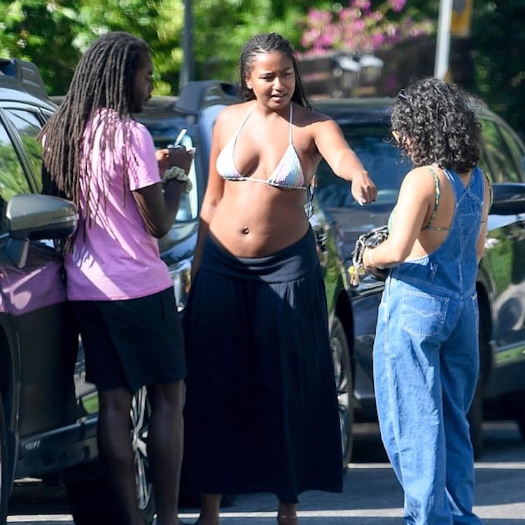 Con gái út ông Obama, Sasha Obama mặc nội y xuống phố Sasha Obama