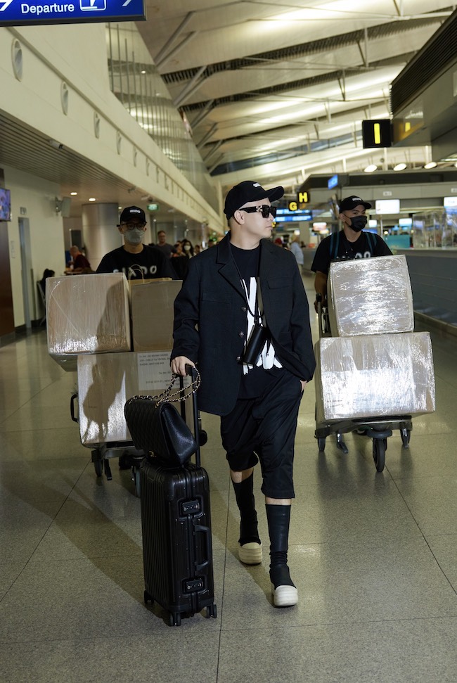 NTK Đỗ Mạnh Cường sang Mỹ với 500kg hành lý tham gia Tuần lễ Thời trang New York Xuân Hè 2024 Tuan-le-thoi-trang-New-York-xuan-he-2024-03