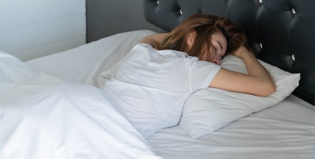 5 cách ngăn ngừa nếp nhăn khi ngủ nep-nhan-khi-ngu-03