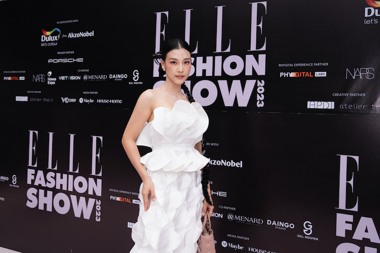 Dàn Hoa hậu, Á hậu đổ bộ thảm đỏ ELLE Fashion Show 2023 Tham-do-ELLE-Fashion-Show-2023-mc-hoang-oanh