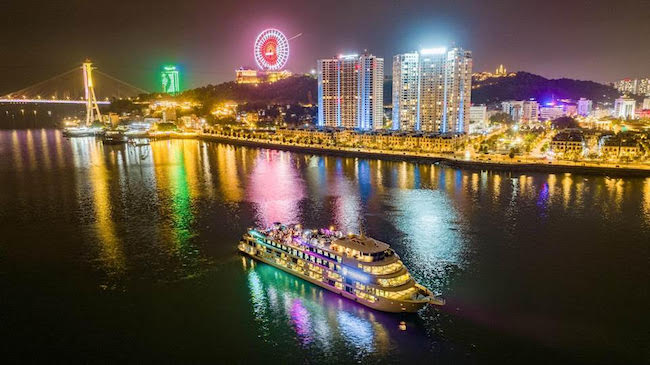 don-mua-le-hoi-tren-vinh-ha-long-01