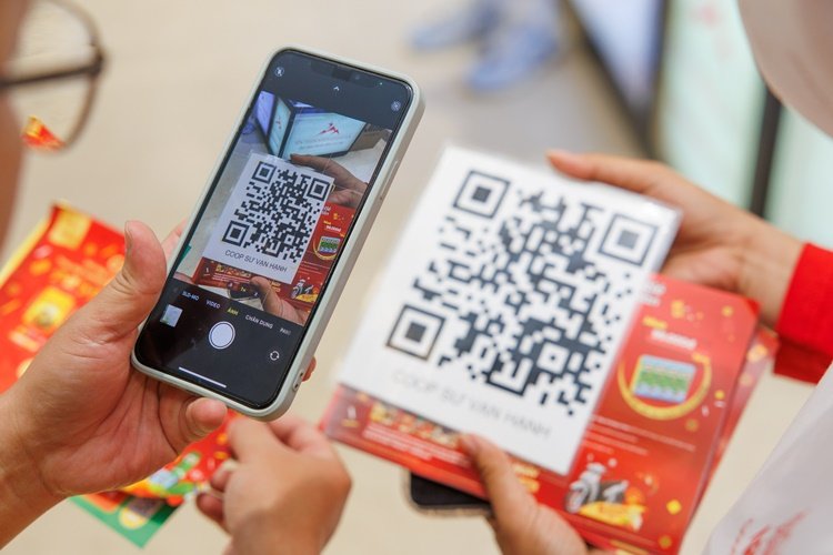Khach hang chi can quet ma QR ngay tai gian hang Nestle de de dang truy cap website Gia Dinh Nestle va tham gia tao loi chuc nam moi