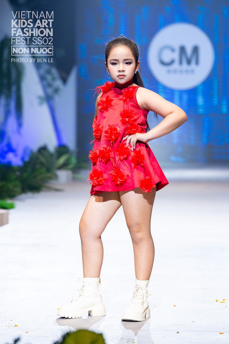 Mẫu nhí Model Kid Bình Dương tự tin sải bước tại Vietnam Kids Art Fashion Fest 2 NTK trinh ho Model Kid Gia Han