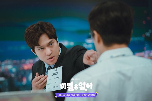 Phát thanh viên thành thật tạo tiếng cười sảng khoái cho khán giả phat-thanh-vien-thanh-that-Frankly-Speaking-04