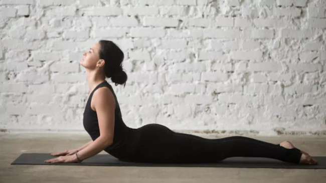 10 bài tập yoga giúp cánh tay thon gọn, săn chắc yoga-giup-canh-tay-thon-gon-04