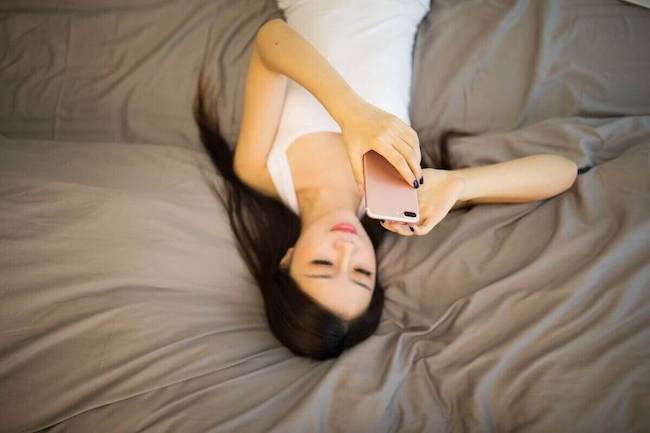 Vì sao không nên dùng điện thoại trước khi ngủ? dung-dien-thoai-truoc-khi-ngu-01