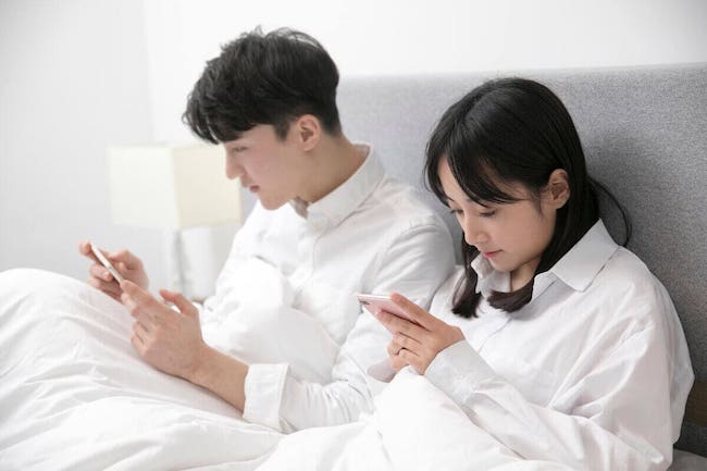 Vì sao không nên dùng điện thoại trước khi ngủ? dung-dien-thoai-truoc-khi-ngu-03