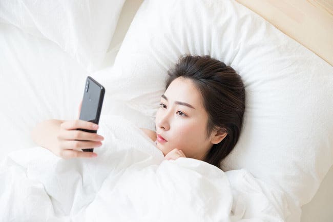 Vì sao không nên dùng điện thoại trước khi ngủ? dung-dien-thoai-truoc-khi-ngu-04