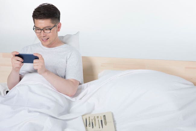 Vì sao không nên dùng điện thoại trước khi ngủ? dung-dien-thoai-truoc-khi-ngu-05