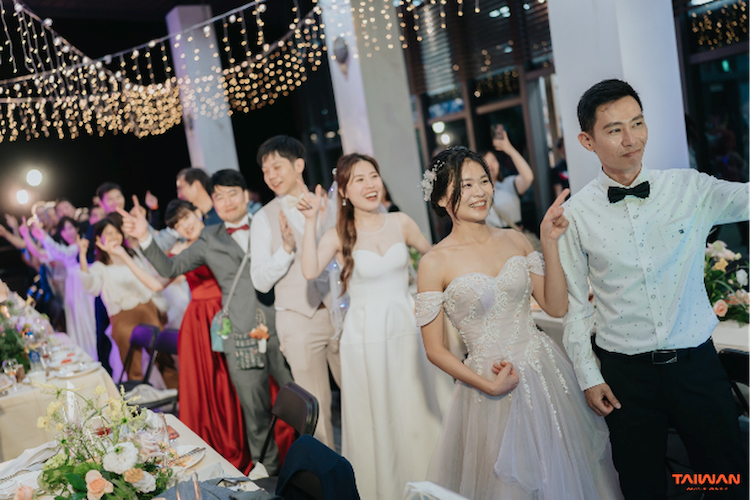 Độc đáo hôn lễ dưới tán cổ thụ 2000 tuổi trên núi A Lý Sơn nui-a-ly-son-06
