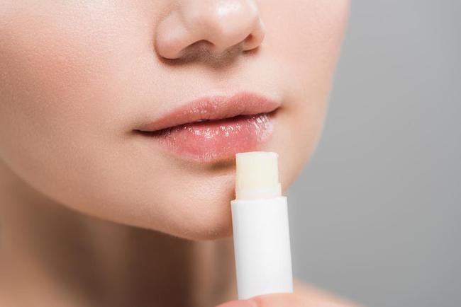 Cách tăng cường độ bóng cho đôi môi doi-moi-02