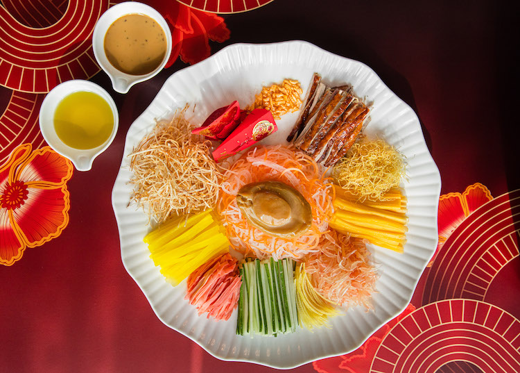 Đón Xuân Ất Tỵ 2025 tại The Reverie Saigon Bao ngu tron cam tu Abalone Lo Hei