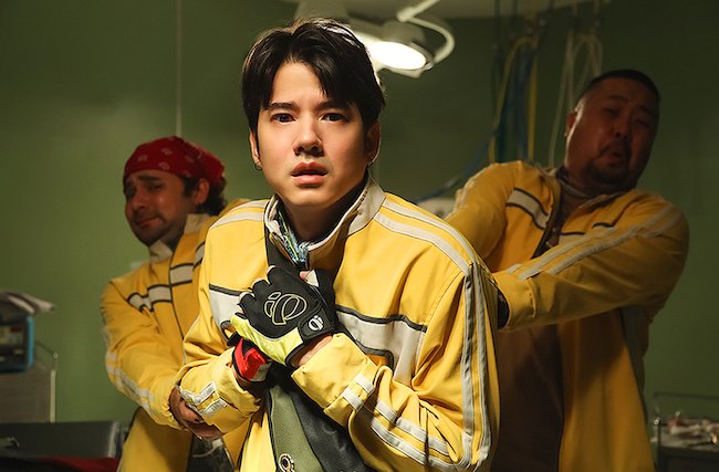 Mario Maurer chuyển nghề làm shipper trong phim kinh dị hài Thái Rider: Giao hàng cho ma Rider-giao-hang-cho-ma-01