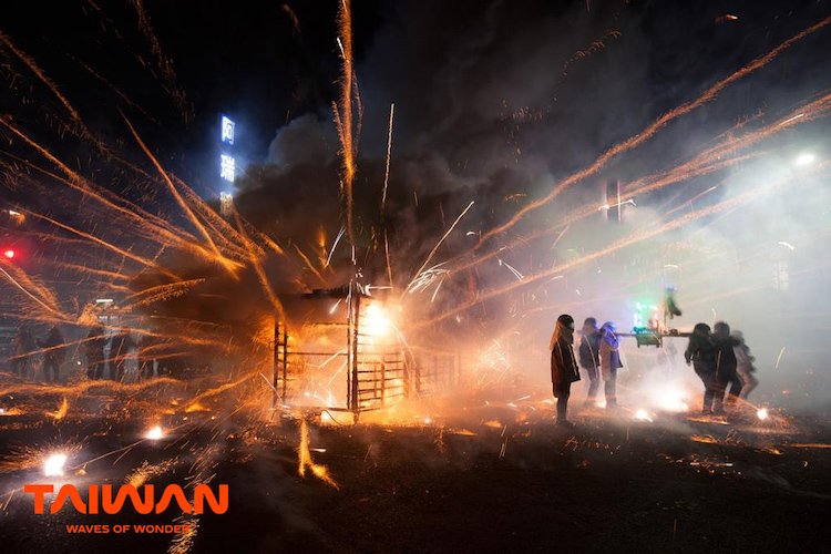 Rực rỡ sắc màu lễ hội Tết Nguyên đán ở xứ Đài le-hoi-tet-nguyen-dan-tai-xu-dai-Beehive-Fireworks1