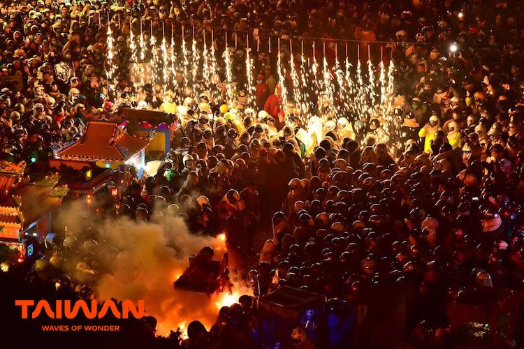 Rực rỡ sắc màu lễ hội Tết Nguyên đán ở xứ Đài le-hoi-tet-nguyen-dan-tai-xu-dai-Beehive-Fireworks3