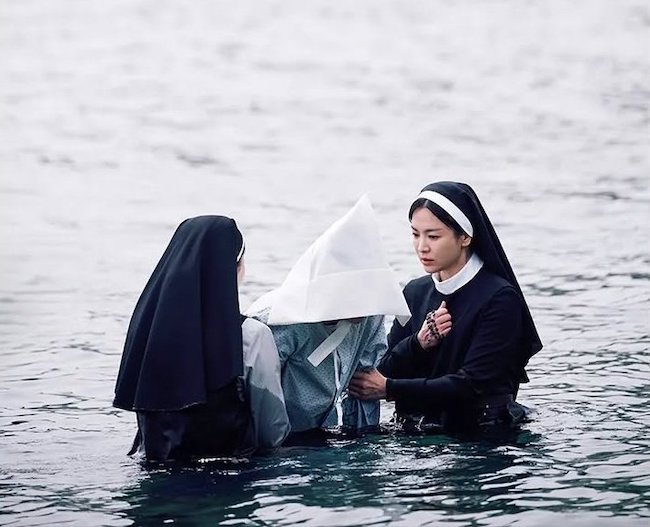 Song Hye Kyo trở lại với phim điện ảnh Nữ tu bóng tối nu-tu-bong-toi-Dark-Nuns-2