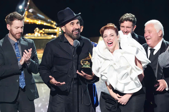 Sao Mỹ mặc trang phục Đỗ Mạnh Cường trên sân khấu nhận giải Grammy 2025 Alisha-Gaddis-Grammy-2025-02