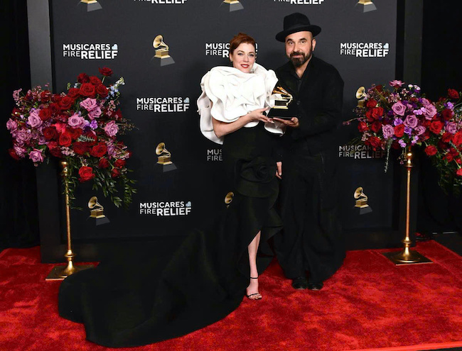 Sao Mỹ mặc trang phục Đỗ Mạnh Cường trên sân khấu nhận giải Grammy 2025 Alisha-Gaddis-Grammy-2025-03