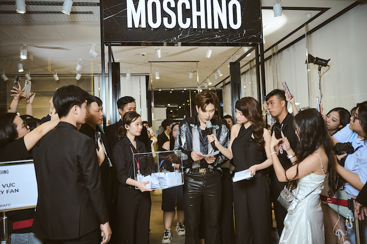“Anh Trai” Dương Domic ghi dấu ấn tại sự kiện Khám phá BST Xuân Hè 2025 moschino-2025-10
