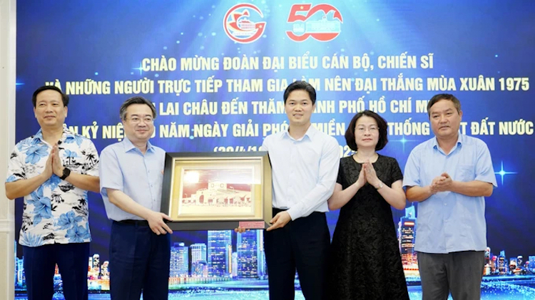 am-ap-ngay-tro-lai-tp-hcm-02
