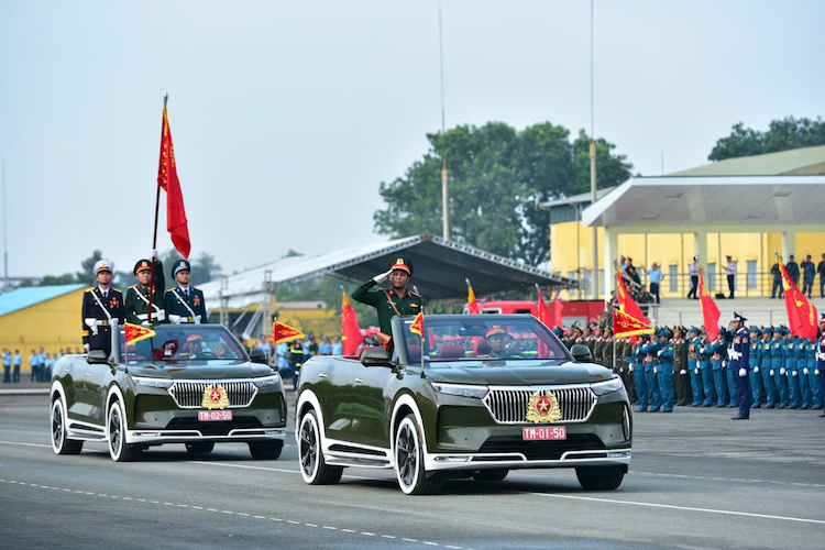 Chùm ảnh: Tổng hợp luyện diễu binh, diễu hành cho Lễ kỷ niệm 50 năm Ngày Giải phóng miền Nam chum anh 06