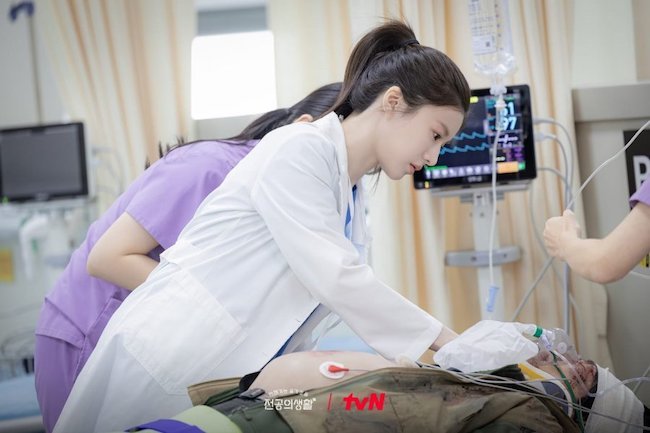 Chuyện đời bác sĩ nội trú thu hút bởi dàn diễn viên trẻ, xinh đẹp chuyen-doi-bac-si-noi-tru-Resident-playbook-03