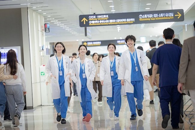 Chuyện đời bác sĩ nội trú thu hút bởi dàn diễn viên trẻ, xinh đẹp chuyen-doi-bac-si-noi-tru-Resident-playbook-06