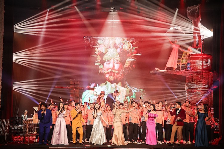 Hành trình nghệ thuật “Hoa và Rác” lần đầu tiên đến Hà Nội hoa-va-rac-03