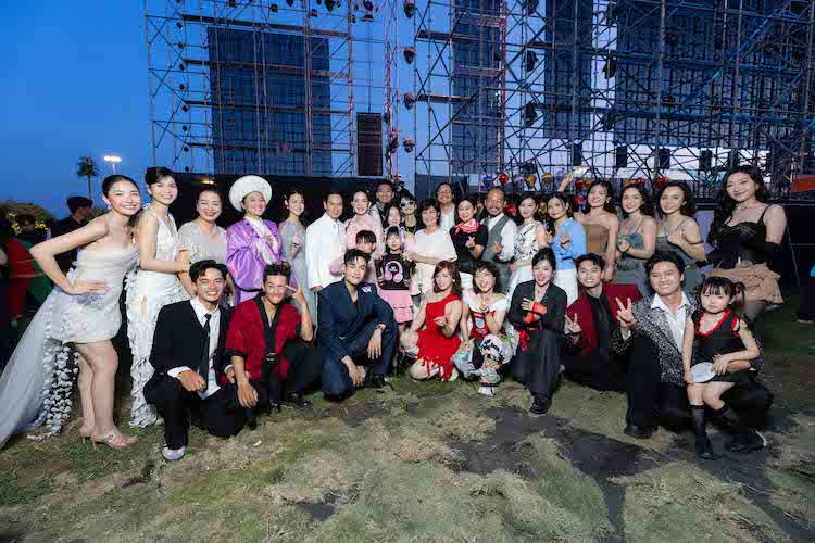 Lật mặt 8: Vòng tay nắng bùng nổ top 1 số lượng vé đặt trước đạt kỷ lục lat-mat-8-ve-dat-truoc-02