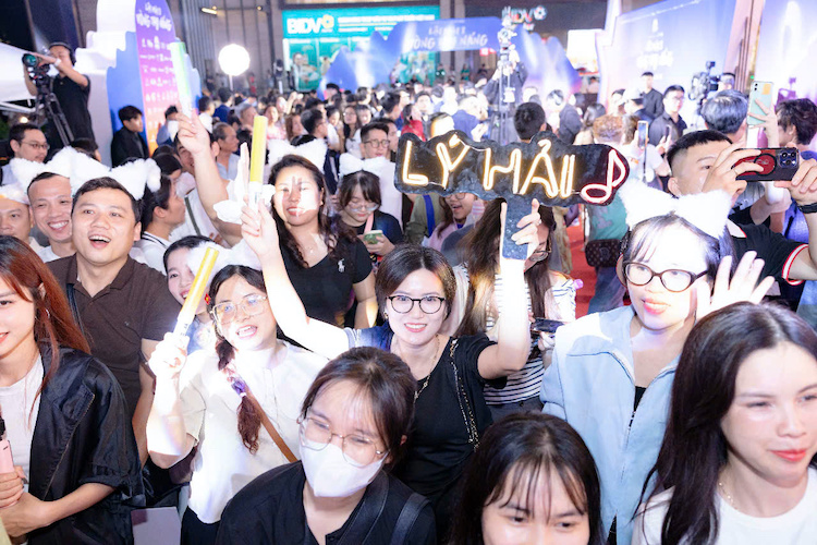 Lật mặt 8: Vòng tay nắng bùng nổ top 1 số lượng vé đặt trước đạt kỷ lục lat mat 8 ve dat truoc 13