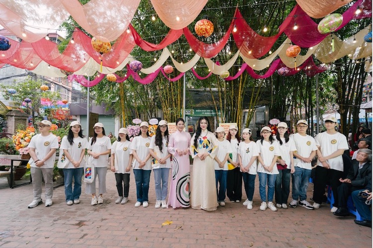Khai mạc sự kiện trưng bày “Những mảnh ghép sẻ chia từ hy vọng” nhung manh ghep se chia tu hy vong 11