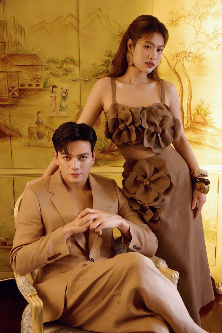 Bộ ba “Nụ hôn bạc tỷ” xuất hiện trên poster show Xuân Hè 2025 của NTK Đỗ Mạnh Cường poster-quang-ba-03