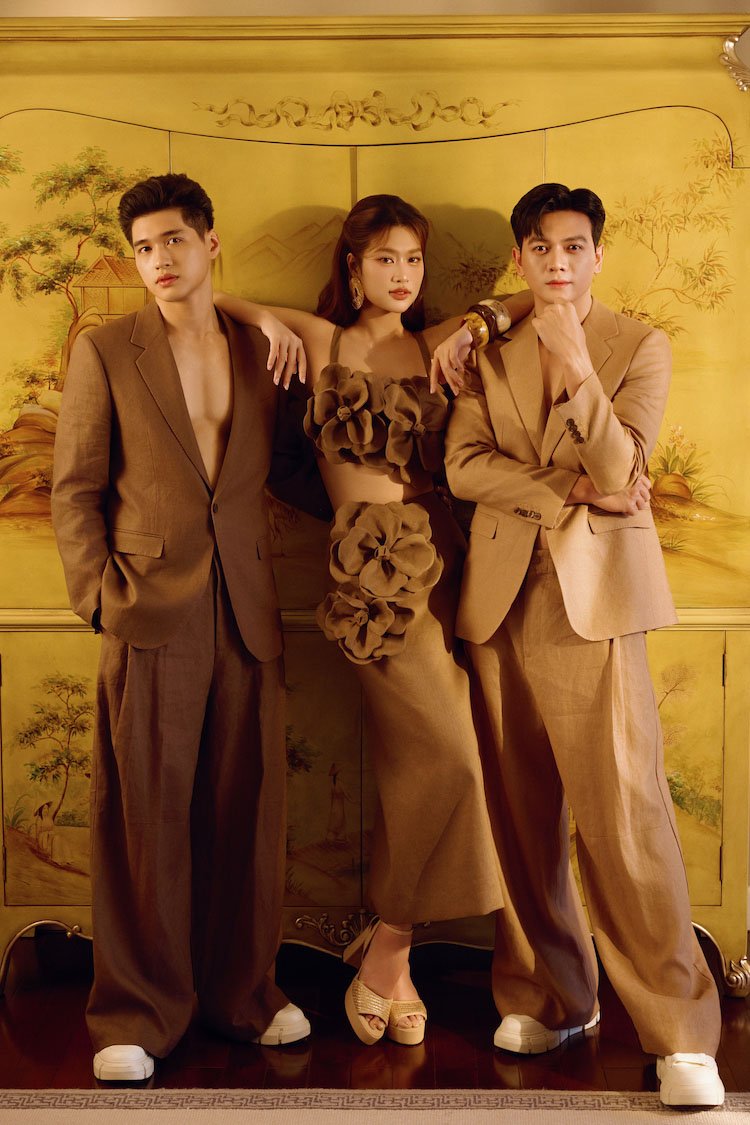 Bộ ba “Nụ hôn bạc tỷ” xuất hiện trên poster show Xuân Hè 2025 của NTK Đỗ Mạnh Cường poster-quang-ba-08