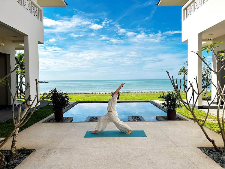 Trải nghiệm yoga ngoài trời cùng Azerai Kê Gà Bay yoga-ngoai-troi-01