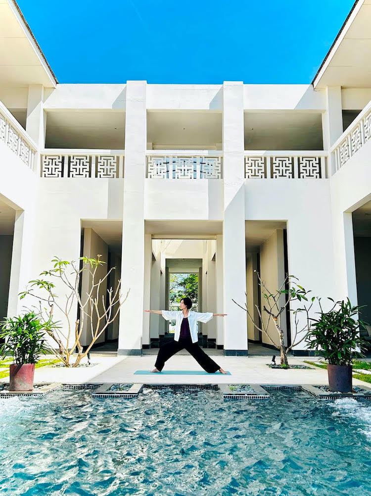Trải nghiệm yoga ngoài trời cùng Azerai Kê Gà Bay yoga-ngoai-troi-02