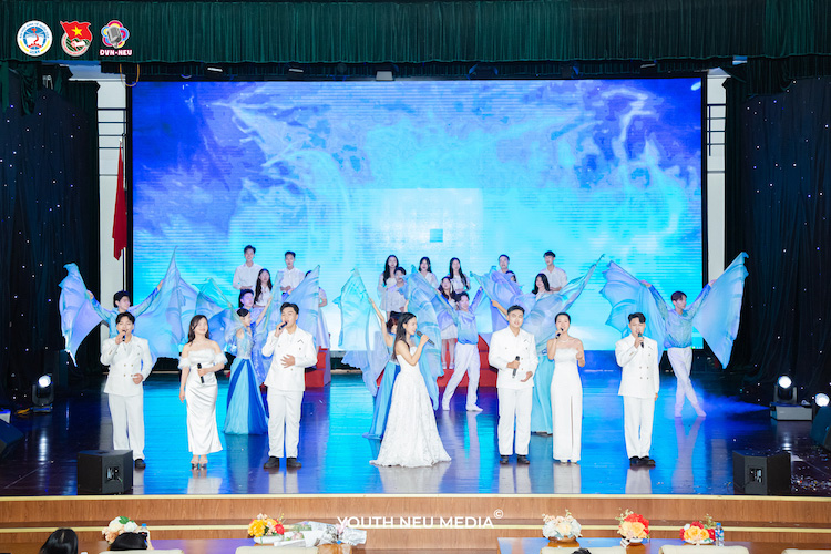 Quân A.P cháy hết mình cùng WHAT’S UP 2025 “Diện Vũ” dien-vu-011