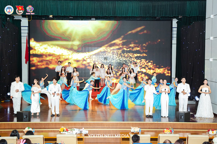 Quân A.P cháy hết mình cùng WHAT’S UP 2025 “Diện Vũ” dien-vu-013